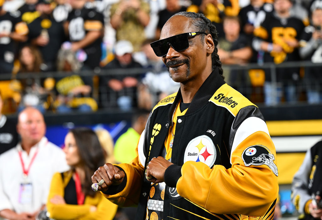 Snoop Dogg Roasts Bill Belichick For Robbing The Cradle